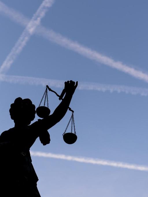 Die "Justitia", Göttin der Justiz und der Gerechtigkeit, auf dem Gerechtigkeitsbrunnen in Frankfurt am Main