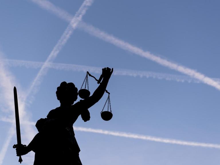 Die "Justitia", Göttin der Justiz und der Gerechtigkeit, auf dem Gerechtigkeitsbrunnen in Frankfurt am Main