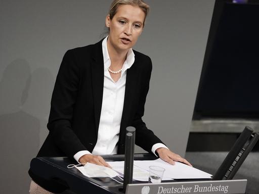 Berlin: Alice Weidel, Fraktionsvorsitzende der AfD, spricht im Bundestag nach der Regierungserklärung zur Bewältigung der Corona-Pandemie.