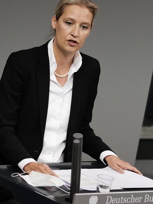 Berlin: Alice Weidel, Fraktionsvorsitzende der AfD, spricht im Bundestag nach der Regierungserklärung zur Bewältigung der Corona-Pandemie.