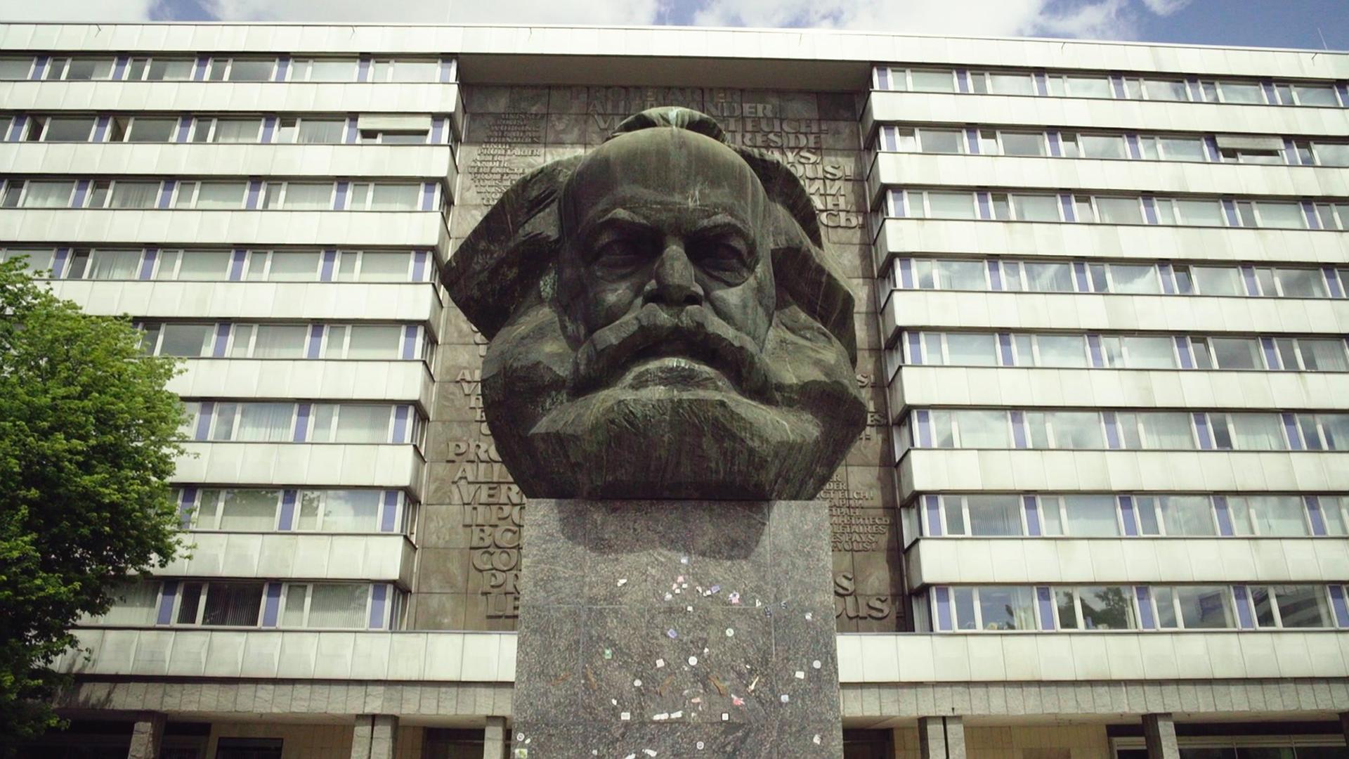 Szene aus dem Dokumentarfilm "System Error": Das Karl-Marx-Denkmal in Chemnitz Szene aus dem Dokumentarfilm "System Error": Das Karl-Marx-Denkmal in Chemnitz