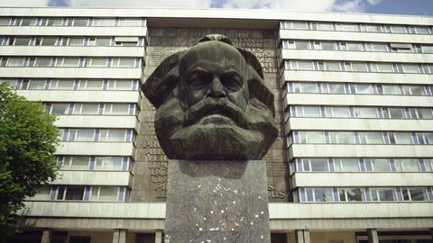 Szene aus dem Dokumentarfilm "System Error": Das Karl-Marx-Denkmal in Chemnitz