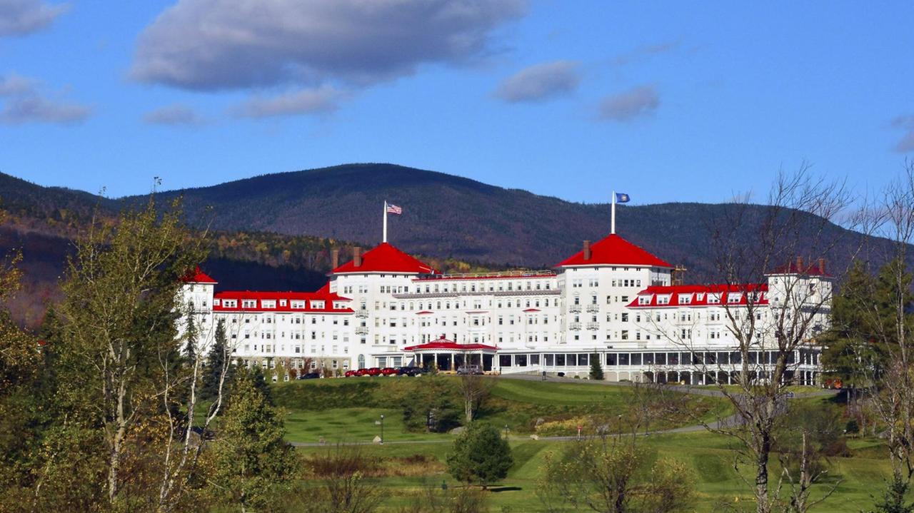 Blick über die Landschaft auf das prächtige historische Mount Washington Hotel in Bretton Woods in den USA, das 1944 Schauplatz der Währungs- und Finanzkonferenz der Vereinten Nationen war.