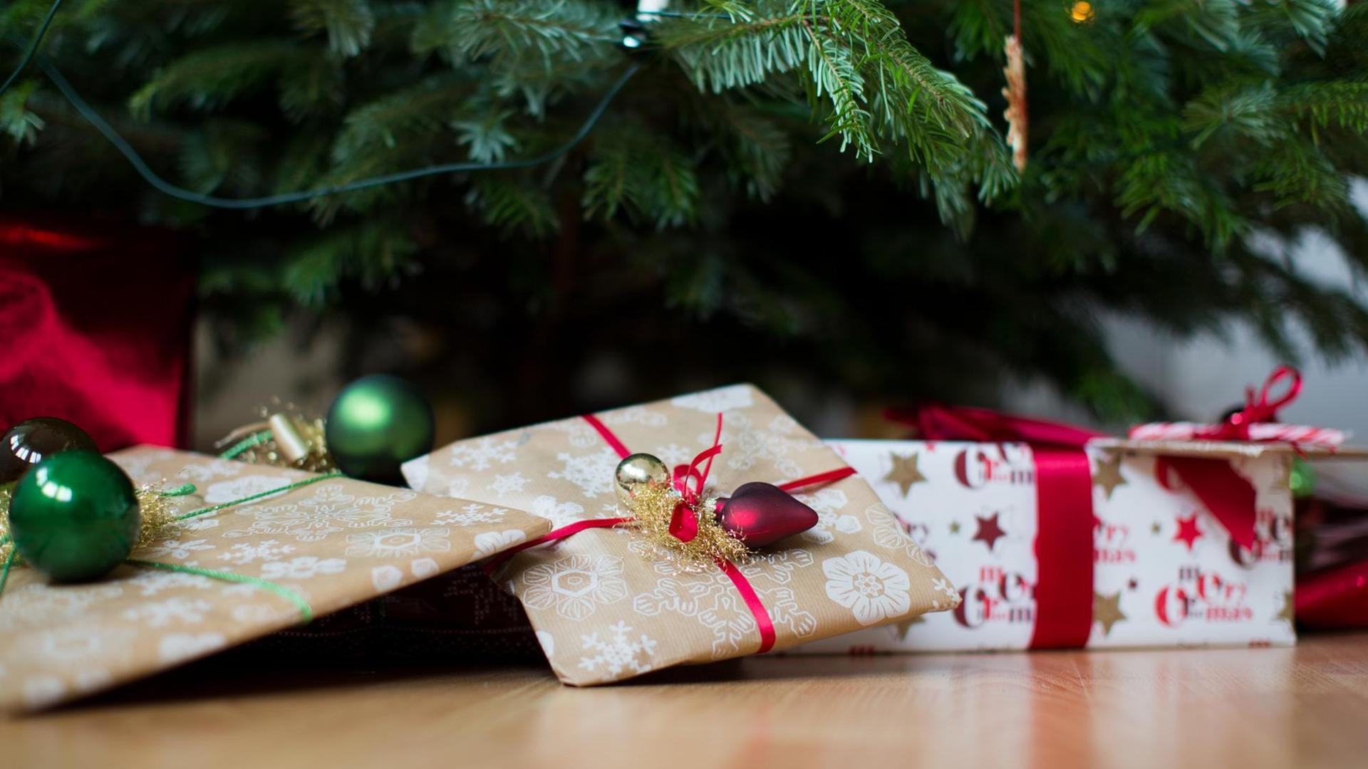 Geschenke liegen unter einem Weihnachtsbaum. Geschenke liegen unter einem Weihnachtsbaum.