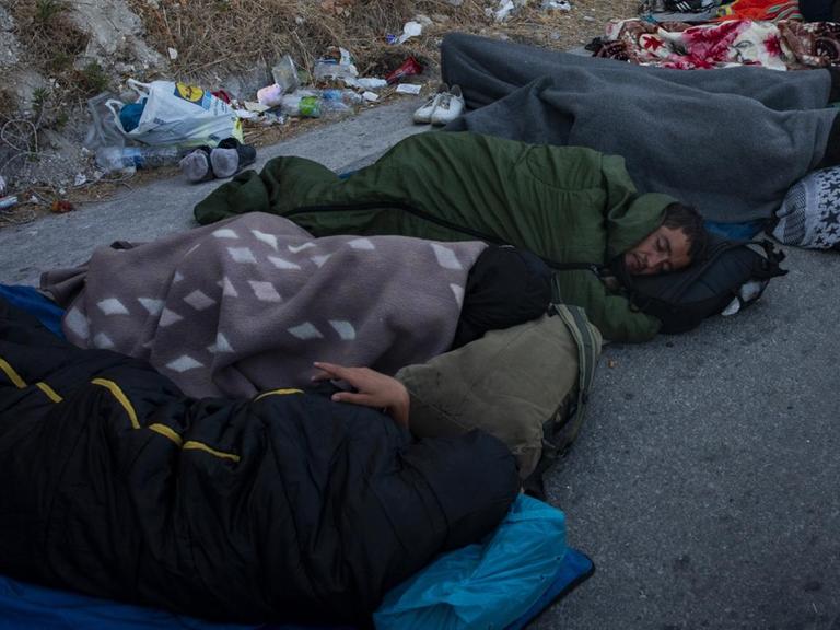 Nach einem Brand im Lager Moria auf der Insel Lesbos schlafen Flüchtlinge obdachlos am Straßenrand.