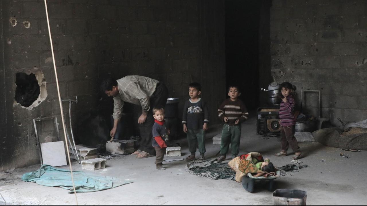 Das Bild zeigt syrische Kinder in einem Keller. Sie suchen Schutz vor Luftangriffen in der Stadt Duma in der umkämpften Region Ost-Ghuta. Das Bild zeigt syrische Kinder in einem Keller. Sie suchen Schutz vor Luftangriffen in der Stadt Duma in der umkämpften Region Ost-Ghuta.