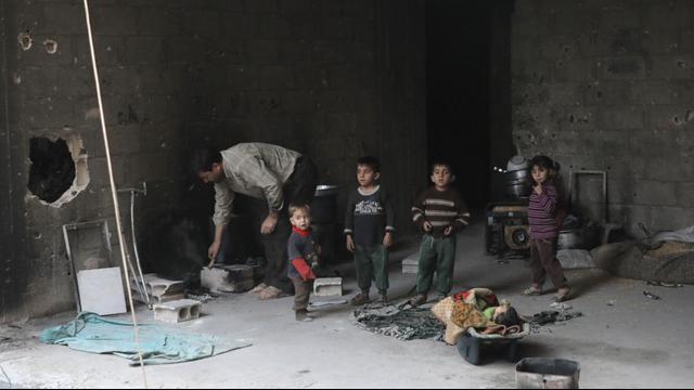 Das Bild zeigt syrische Kinder in einem Keller. Sie suchen Schutz vor Luftangriffen in der Stadt Duma in der umkämpften Region Ost-Ghuta.