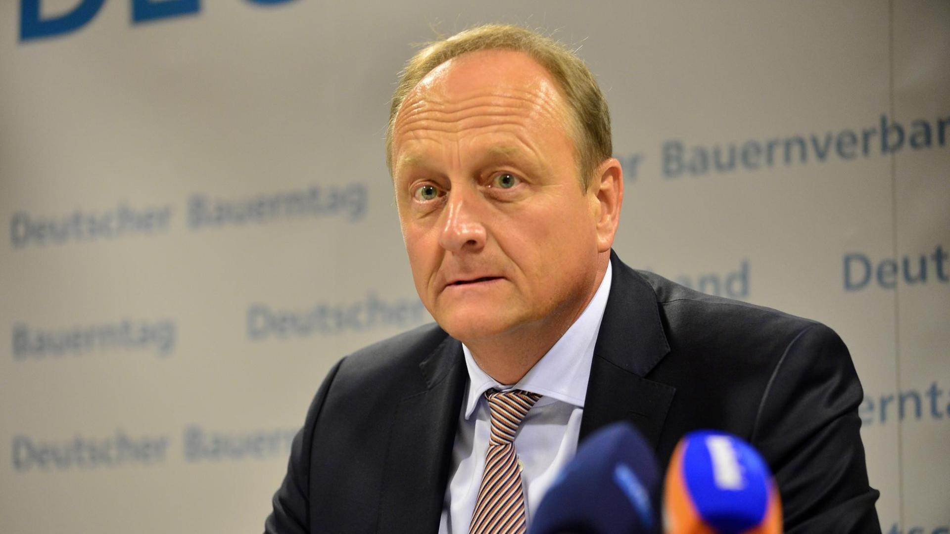 Der Präsident des Deutschen Bauernverbandes, Joachim Rukwied sitzt am 24.06.2015 in Erfurt (Thüringen) vor Beginn des Deutschen Bauerntages bei einer Pressekonferenz auf dem Podium. Der Präsident des Deutschen Bauernverbandes, Joachim Rukwied sitzt am 24.06.2015 in Erfurt (Thüringen) vor Beginn des Deutschen Bauerntages bei einer Pressekonferenz auf dem Podium.