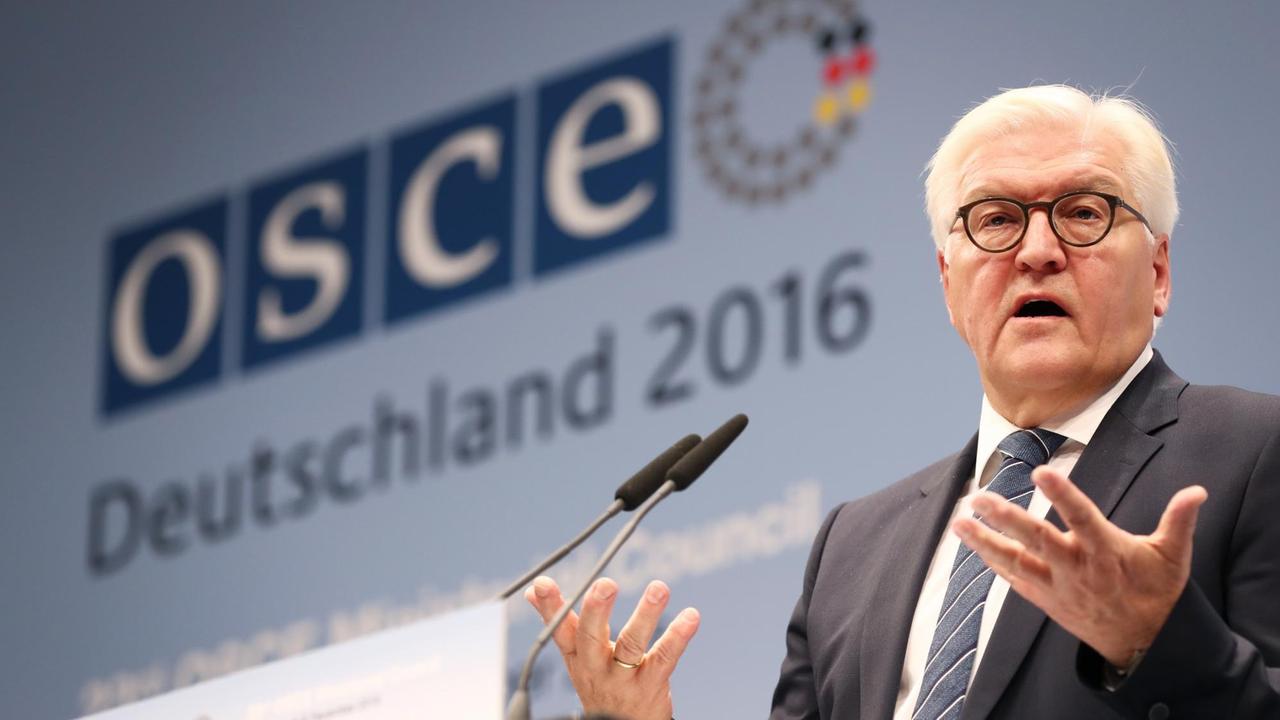 Außenminister Frank-Walter Steinmeier (SPD) spricht am 08.12.2016 in den Messehallen in Hamburg auf einer Pressekonferenz nach der ersten Sitzung des OSZE-Ministerrats. An der Konferenz der Organisation für Sicherheit und Zusammenarbeit in Europa (OSZE) nehmen in Hamburg am 8. und 9. Dezember rund 50 Außenminister teil. Außenminister Frank-Walter Steinmeier (SPD) spricht am 08.12.2016 in den Messehallen in Hamburg auf einer Pressekonferenz nach der ersten Sitzung des OSZE-Ministerrats. An der Konferenz der Organisation für Sicherheit und Zusammenarbeit in Europa (OSZE) nehmen in Hamburg am 8. und 9. Dezember rund 50 Außenminister teil.