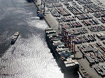 Die Luftaufnahme zeigt ein Containerterminal im Hafen von Hamburg. Die Luftaufnahme zeigt ein Containerterminal im Hafen von Hamburg.