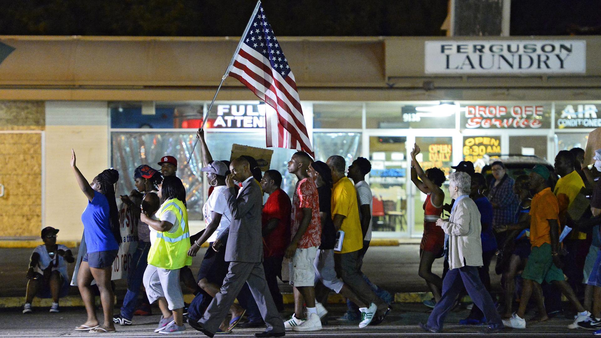 Menschen demonstrieren in Ferguson gegen die Ermordung des Schwarzen Michael Brown. Menschen demonstrieren in Ferguson gegen die Ermordung des Schwarzen Michael Brown.