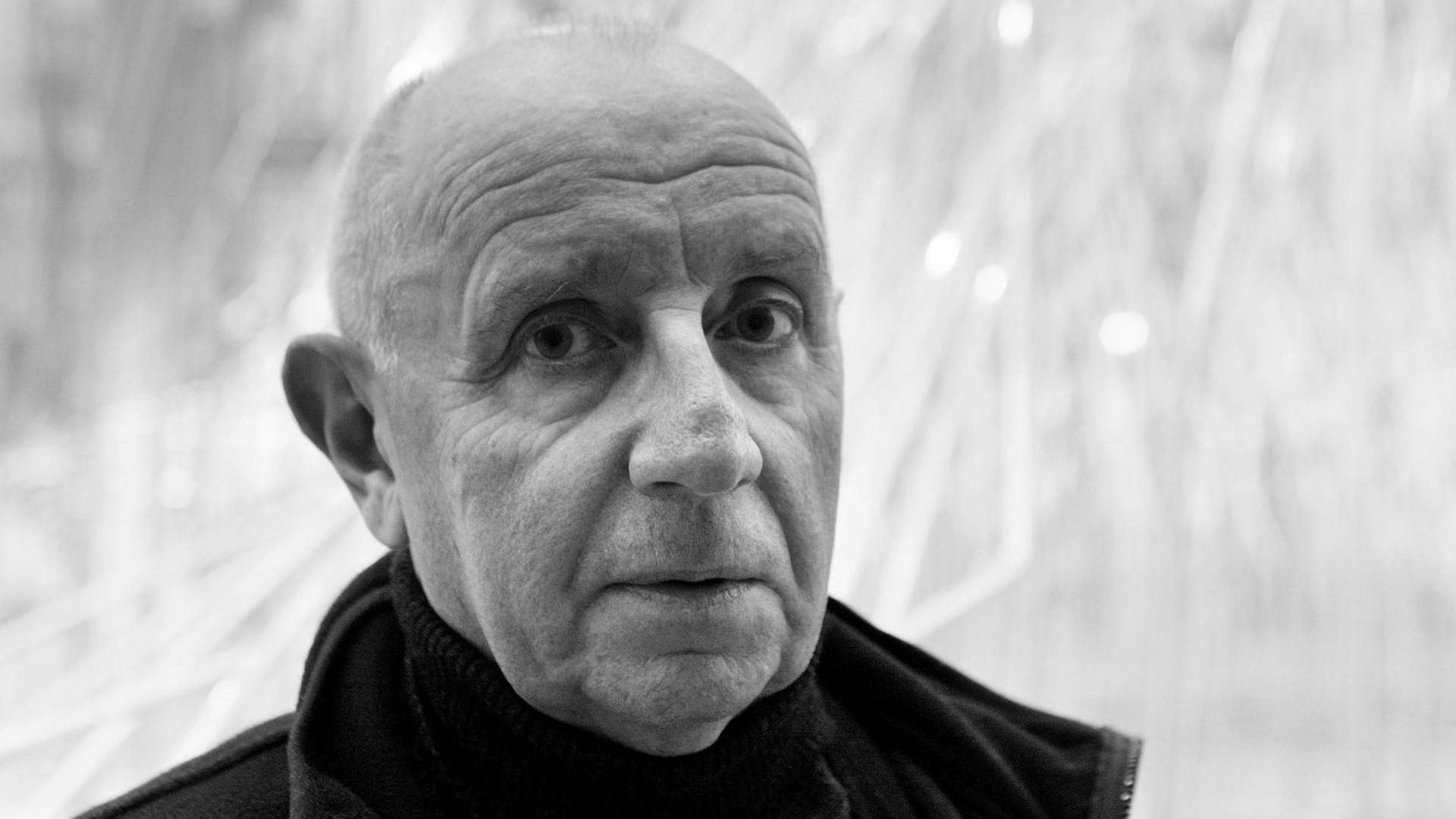 (FILES) This file photo taken on November 26, 2002 at the Fondation Cartier in Paris, shows Paul Virilio, professor at the Ecole Speciale d'Architecture in Paris, presenting an installation by the New York architect Lebbeus Wood, entitled "The Fall". French philosopher and urbanist Virilio died on September 10, 2018, aged 86, AFP reported on September 18, 2018. / AFP PHOTO / DANIEL JANIN (FILES) This file photo taken on November 26, 2002 at the Fondation Cartier in Paris, shows Paul Virilio, professor at the Ecole Speciale d'Architecture in Paris, presenting an installation by the New York architect Lebbeus Wood, entitled "The Fall". French philosopher and urbanist Virilio died on September 10, 2018, aged 86, AFP reported on September 18, 2018. / AFP PHOTO / DANIEL JANIN