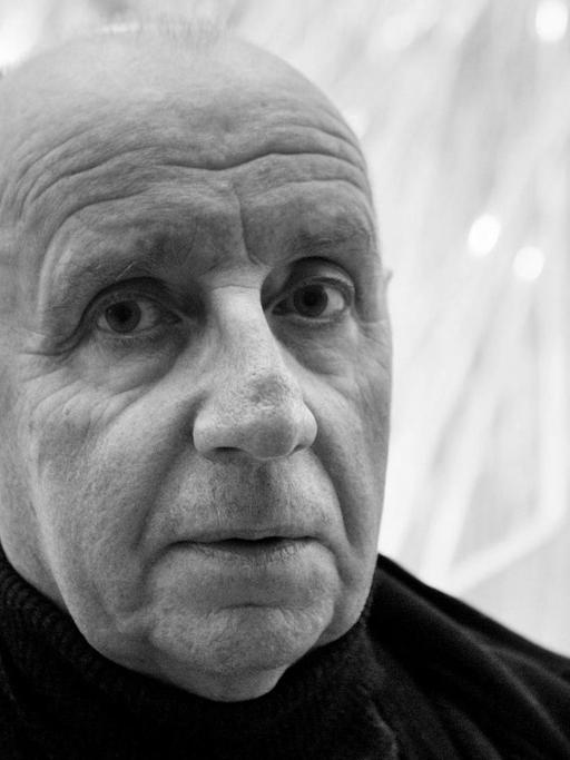 (FILES) This file photo taken on November 26, 2002 at the Fondation Cartier in Paris, shows Paul Virilio, professor at the Ecole Speciale d'Architecture in Paris, presenting an installation by the New York architect Lebbeus Wood, entitled "The Fall". French philosopher and urbanist Virilio died on September 10, 2018, aged 86, AFP reported on September 18, 2018. / AFP PHOTO / DANIEL JANIN