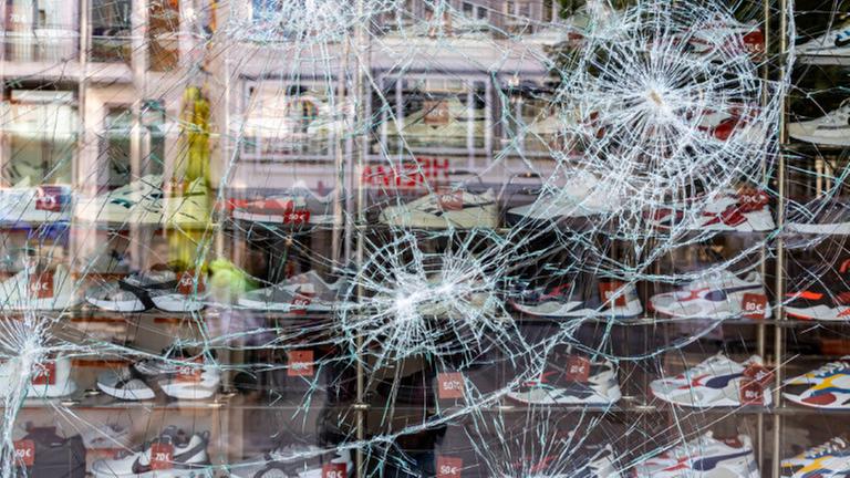 Zerstörte Glasscheibe nach Krawallen in Stuttgart Zerstörte Glasscheibe nach Krawallen in Stuttgart