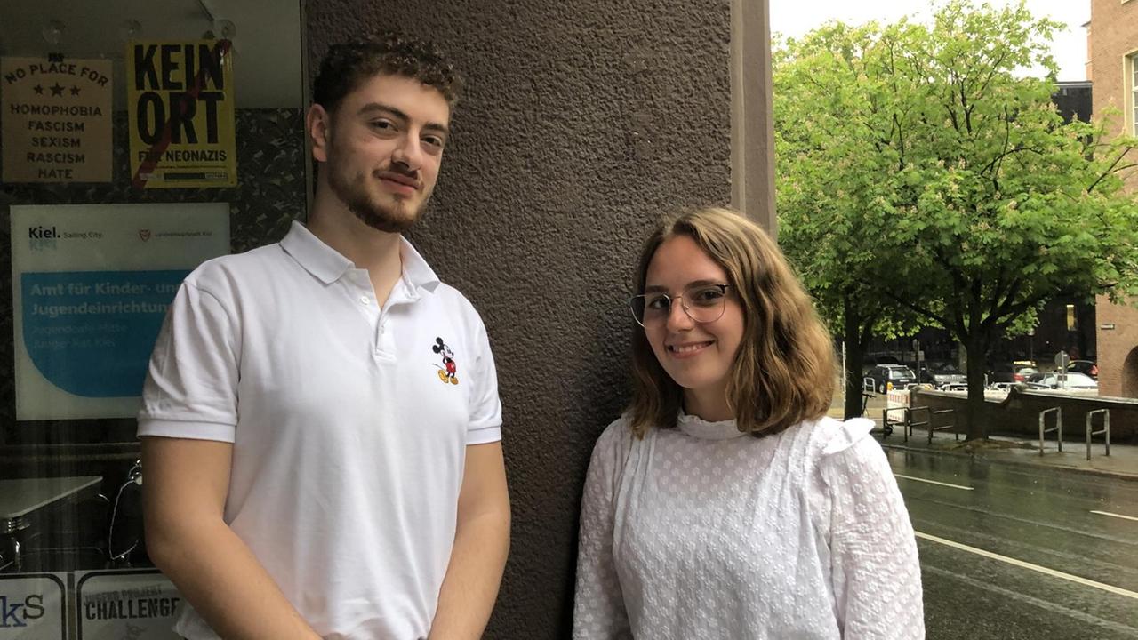 Emma Louisa Döhler und Yasin Söbütay posieren für ein Foto. Emma Louisa Döhler und Yasin Söbütay posieren für ein Foto.