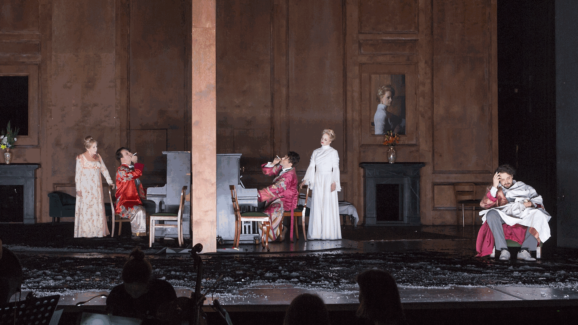 Szene aus "Gespenster oder Denkwürdigkeiten eines Nervenkranken" im Schauspiel Leipzig. Szene aus "Gespenster oder Denkwürdigkeiten eines Nervenkranken" im Schauspiel Leipzig.