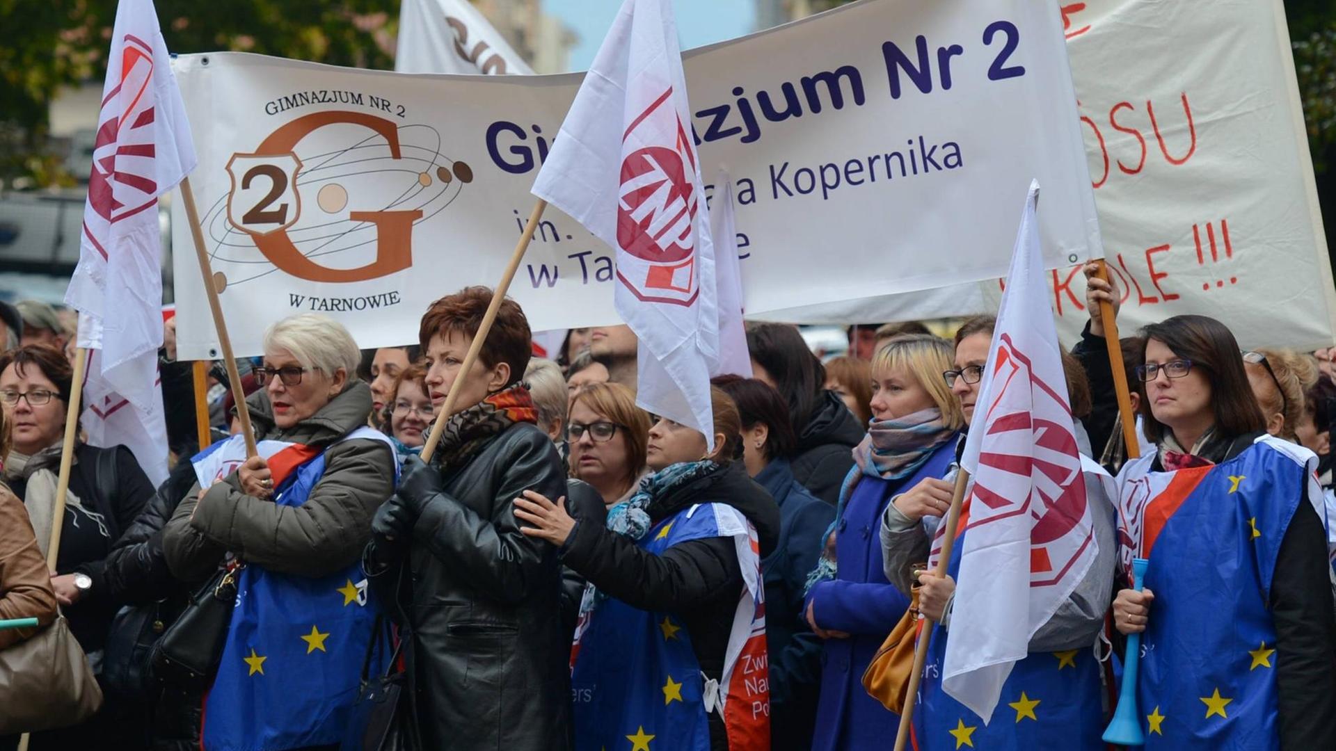 Lehrerproteste in Polen gegen die geplanten Reformpläne der rechtskonservativen Regierung, hier in Krakau, am 10. Oktober 2016 Lehrerproteste in Polen gegen die geplanten Reformpläne der rechtskonservativen Regierung, hier in Krakau, am 10. Oktober 2016