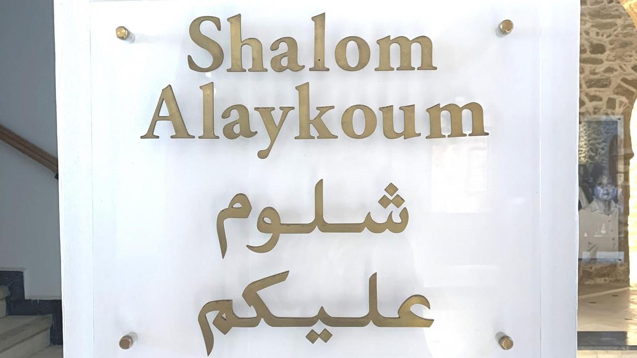 Begrüßung im Bayt Dakira - dem Haus der Begegnung in Essaouira - auf Hebräisch und Arabisch mit den Worten Shalom und Salam auf einer Tafel.