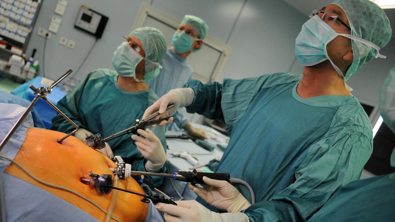 Im operativen Zentrum der Universität in Leipzig operiert der renommierter Experte für komplizierte Magenverkleinerungen, Edward Shang (r) eine stark übergewichtige Patientin (2011). Im operativen Zentrum der Universität in Leipzig operiert der renommierter Experte für komplizierte Magenverkleinerungen, Edward Shang (r) eine stark übergewichtige Patientin (2011).