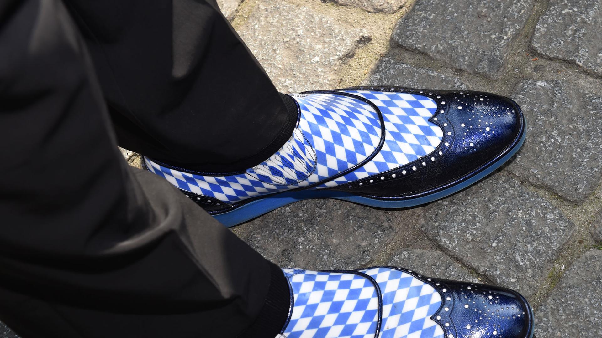 Weißblaue Rautenschuhe, in München (Bayern) zu sehen. Weißblaue Rautenschuhe, in München (Bayern) zu sehen.
