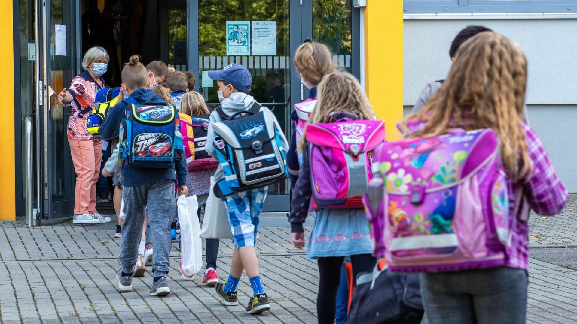 Schüler in Schwerin gehen am ersten Schultag nach den Sommerferien zurück in die Schule. Schüler in Schwerin gehen am ersten Schultag nach den Sommerferien zurück in die Schule.