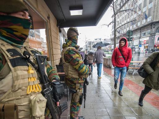 Bewaffnete Polizisten in Brüssel
