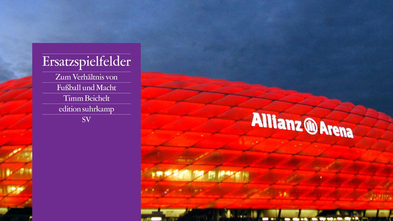 Blick von außen am 27.09.2005 auf die rot leuchtende Münchner Allianz Arena, Spielstätte des Fußball-Bundesligisten FC Bayern München
