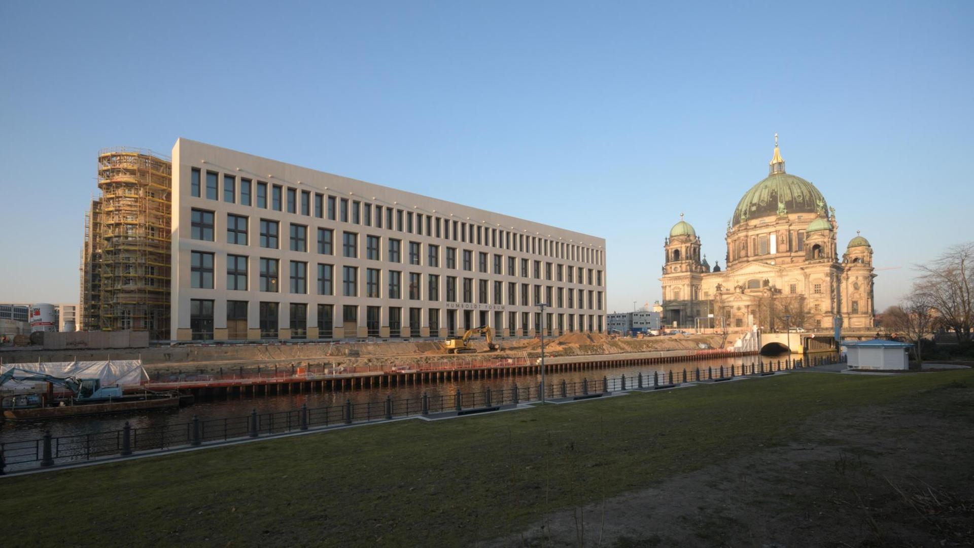 Das Humboldt Forum in Berlin, das ab 2019 schrittweise eröffnet werden soll, rechts im Hintergrund der Berliner Dom