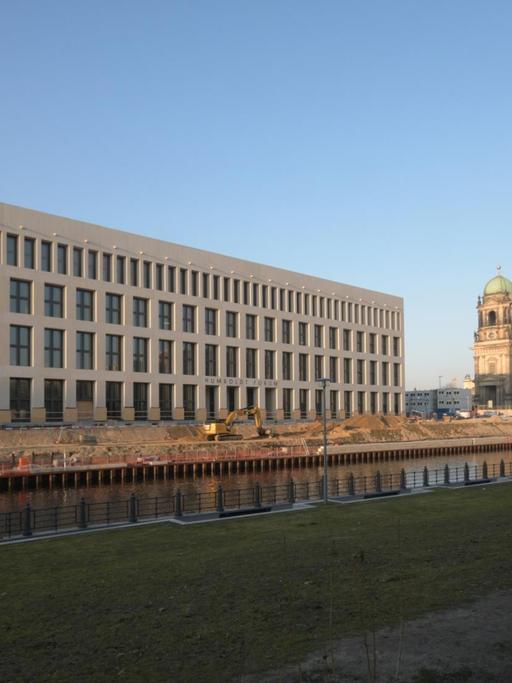 Die Bauarbeiten an Deutschlands prominentester Kulturbaustelle, dem Humboldt Forum im rekonstruierten Berliner Stadtschloss, kommen voran, rechts im Hintergrund der Berliner Dom - fotografiert am 15.1.2018. | Verwendung weltweit