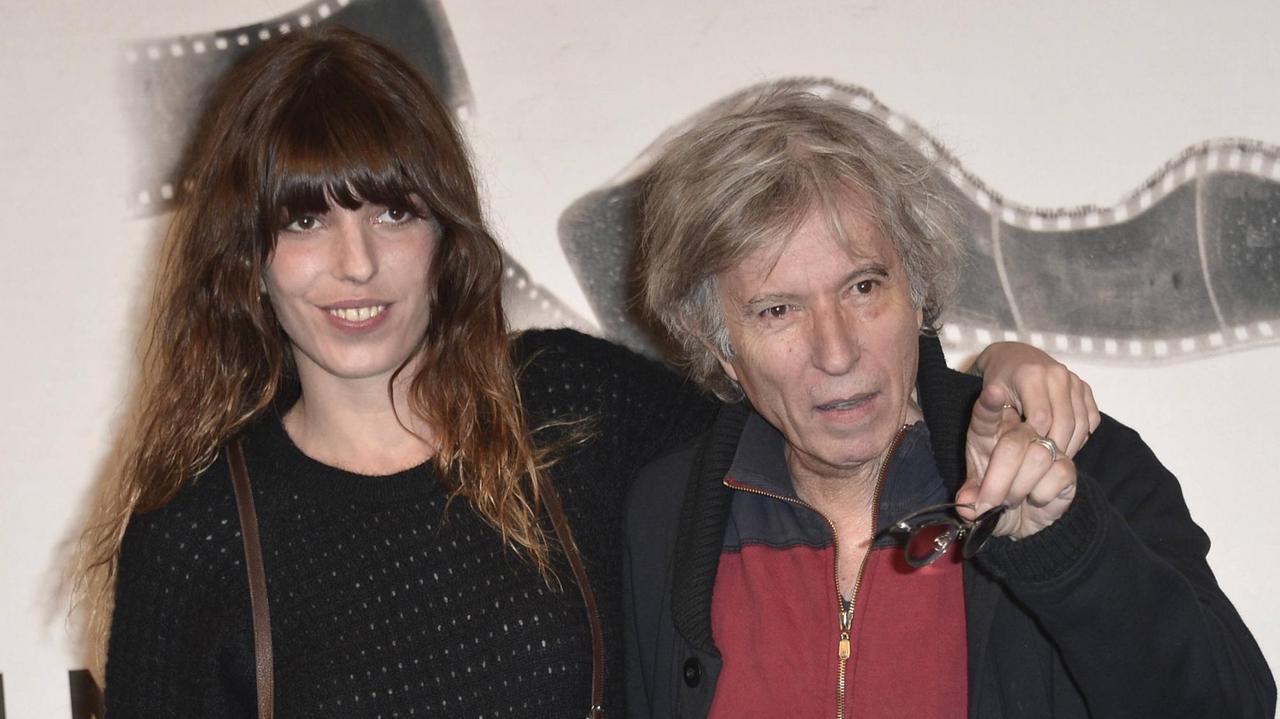 Lou Doillon steht neben ihrem Vater Jacques Doillon von einer Filmwand. Lou Doillon steht neben ihrem Vater Jacques Doillon von einer Filmwand.