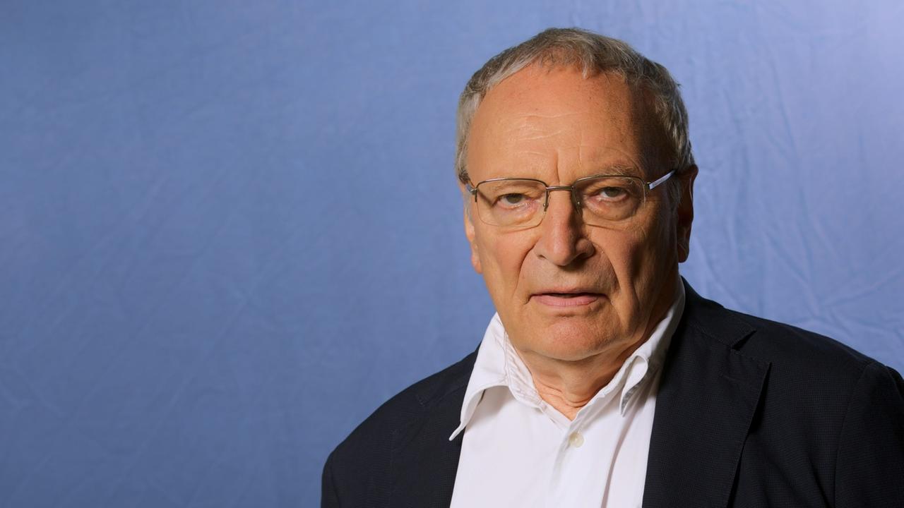 Uwe Timm, deutscher Schriftsteller, aufgenommen 2015 in Mainz Uwe Timm, deutscher Schriftsteller, aufgenommen 2015 in Mainz