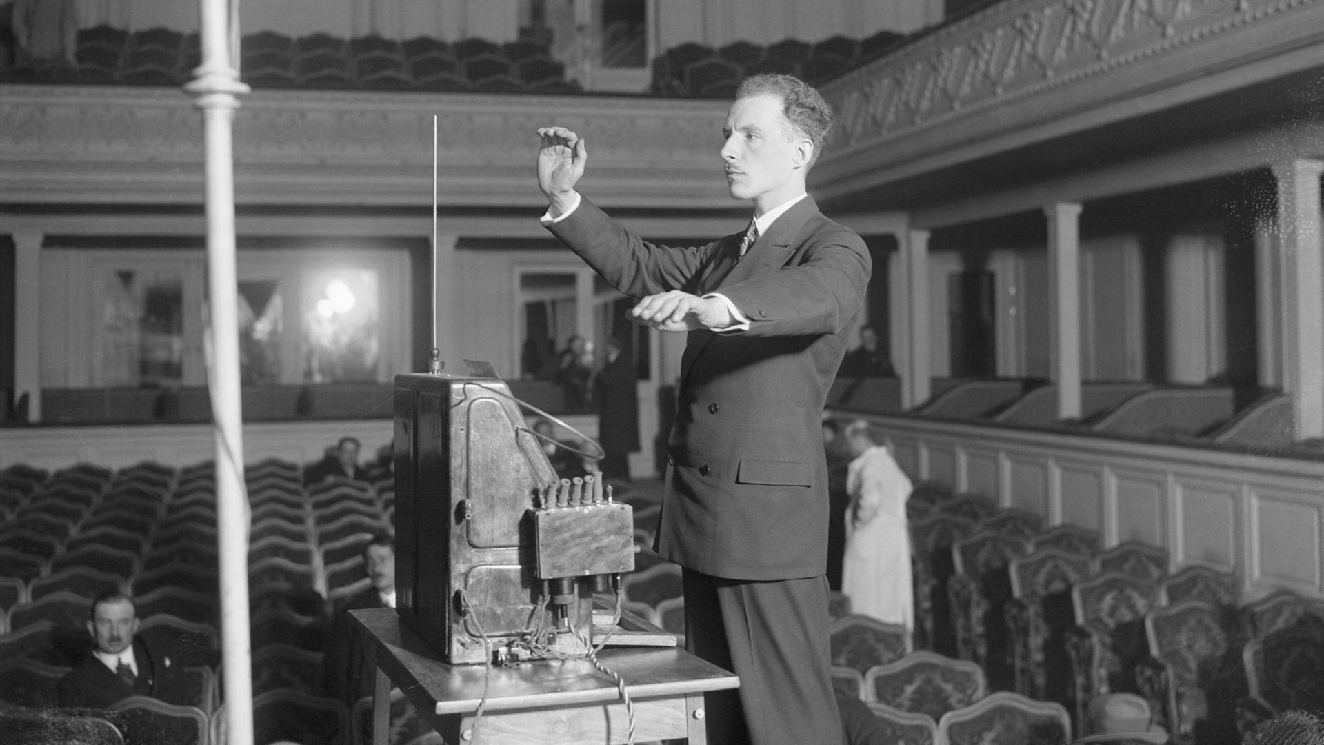 Leon Theremin bei einer Präsentation seines Theremins in Paris. Leon Theremin bei einer Präsentation seines Theremins in Paris.