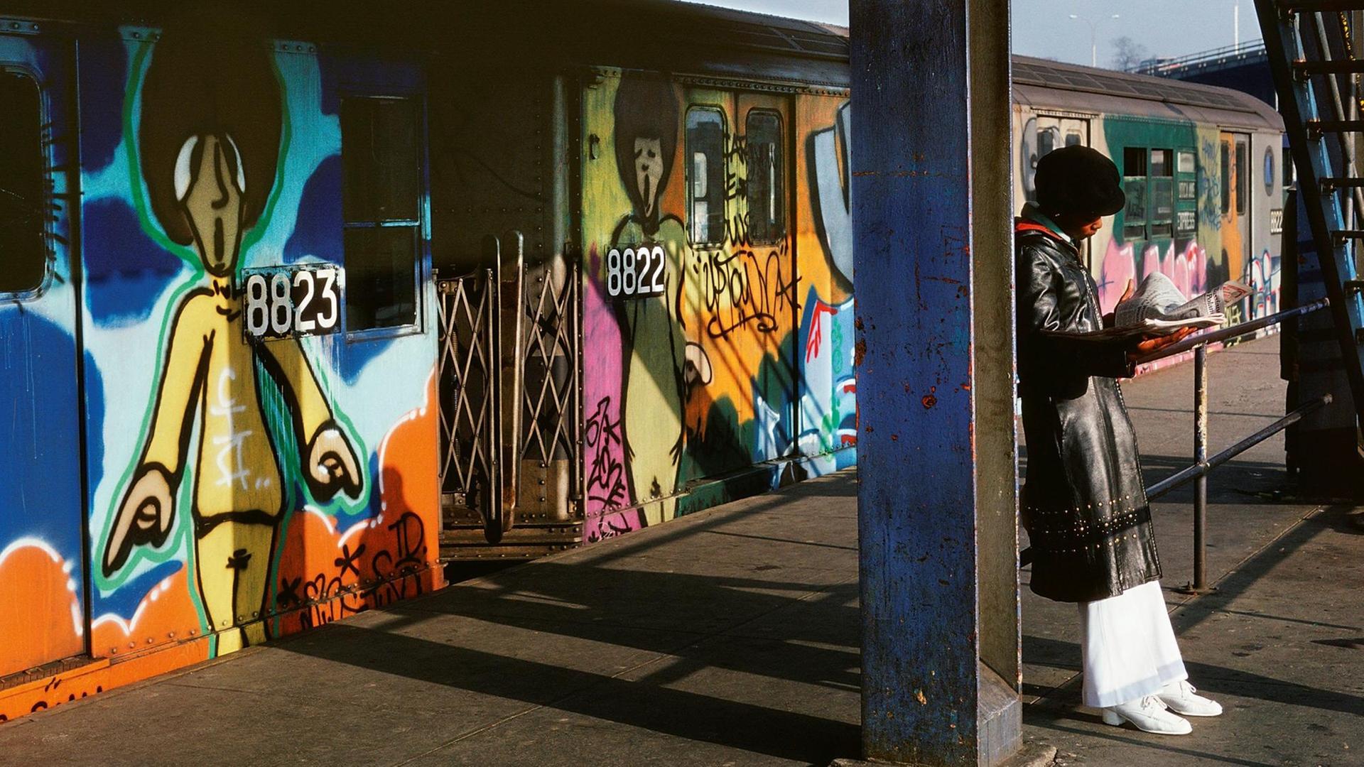 Viele nebeneinander aufgereihte verrostete Graffiti-Spraydosen. Viele nebeneinander aufgereihte verrostete Graffiti-Spraydosen.
