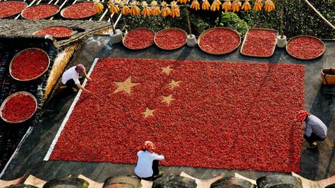 Chinesische Bauern basteln eine große chinesische Flagge aus getrockneten Chili-Schoten am Nationalfeiertag in der Stadt Shangrao, ostchinesische Jiangxi Provinz, aufgenommen 2014.