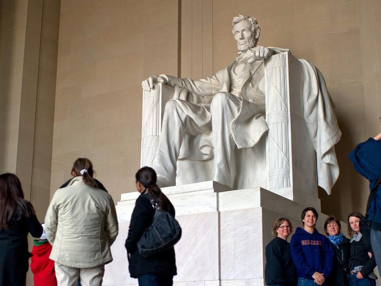 Das Lincoln Memorial, ein zwischen 1915 und 1922 erbautes Denkmal zu Ehren Abraham Lincolns, in Washington, aufgenommen am 11.04.2012.