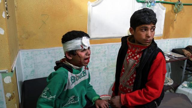 Verletzte Kinder in einer Klinik in der Stadt Douma bei Ost-Ghuta.