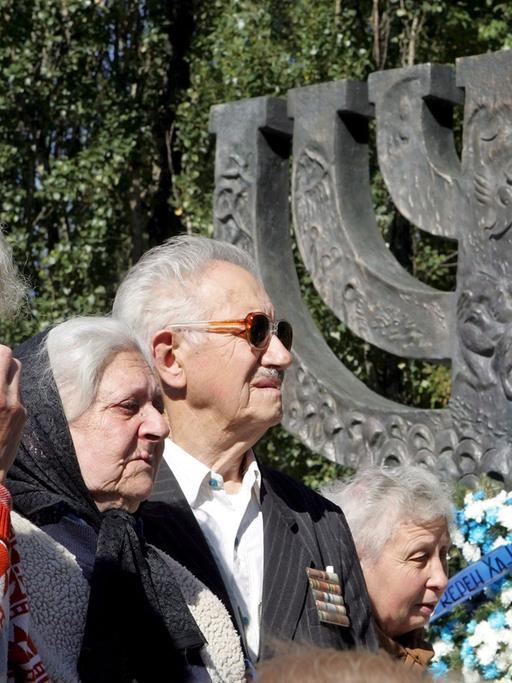 Ukrainische Juden stehen vor dem Minora-Monument während einer Trauerzeremonie nahe der Schlucht Babyn Jar bei Kiew.