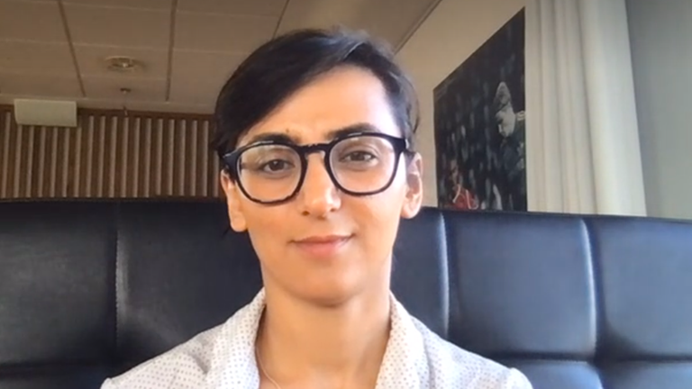 Fußballerin Khalida Popal am Bildschirm bei einem Gespräch über Skype. Fußballerin Khalida Popal am Bildschirm bei einem Gespräch über Skype.