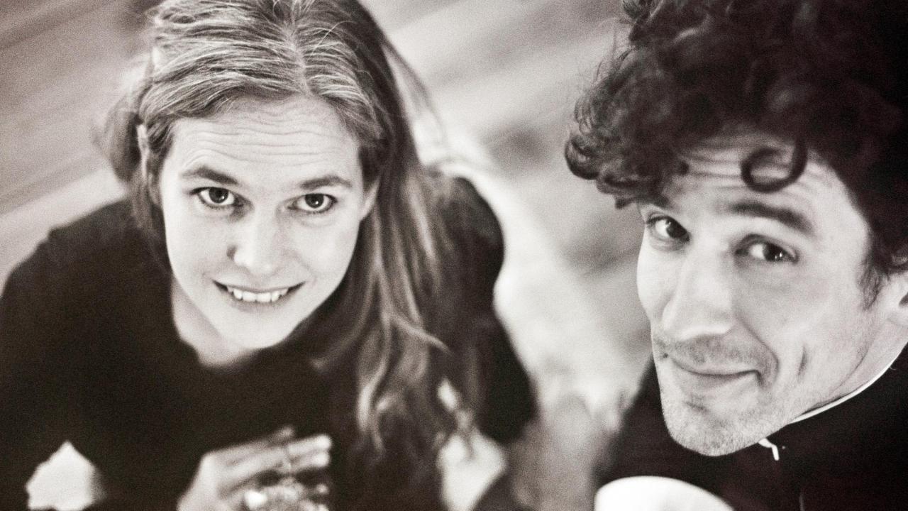 Auf dem Schwarzweißfoto blicken die Musikerin Dota Kehr und der Gitarrist Jan Rohrbach aus der Band DOTA von unten in die Kamera Auf dem Schwarzweißfoto blicken die Musikerin Dota Kehr und der Gitarrist Jan Rohrbach aus der Band DOTA von unten in die Kamera