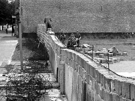 Volkspolizisten und Arbeiter der DDR beim Errichten der Berliner Mauer im Norden Berlins an der Grenze zum Westberliner Bezirk Reinickendorf.