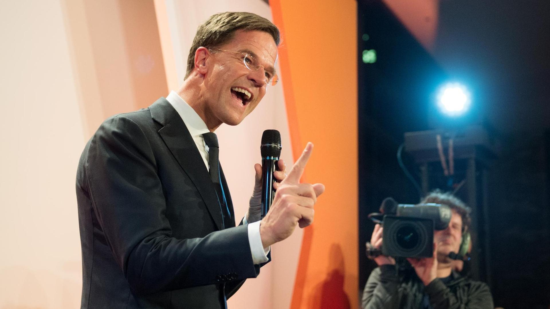 Der amtierende Ministerpräsident und Wahlgewinner Mark Rutte spricht in Den Haag bei einer Wahlparty seiner Partei VVD. Der amtierende Ministerpräsident und Wahlgewinner Mark Rutte spricht in Den Haag bei einer Wahlparty seiner Partei VVD.