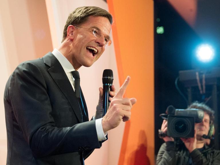 Der amtierende Ministerpräsident und Wahlgewinner Mark Rutte spricht in Den Haag bei einer Wahlparty seiner Partei VVD.