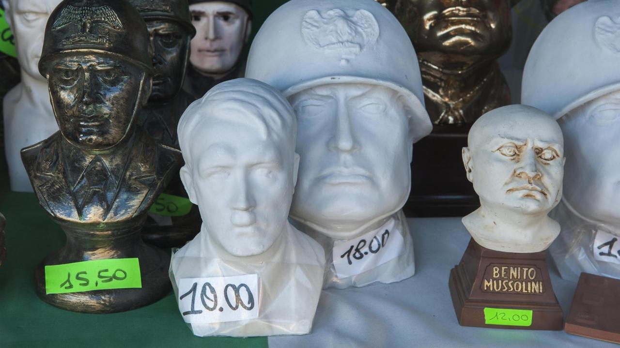 Ein Souvenir-Shop verkauft Büsten von Mussolini und Hitler und präsentiert sie im Schaufenster - Verherrlichung des Faschismus im Geburtsort von Mussolini, Predappio, Emilia-Romagna, Italien.