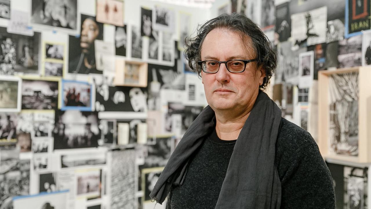 30.10.2019, Hamburg: Der italienische Magnum-Fotograf Paolo Pellegrin steht in einer Installation seiner Werkschau, die vom 31.Oktober bis zum 1.März im Haus der Photographie zu sehen ist.