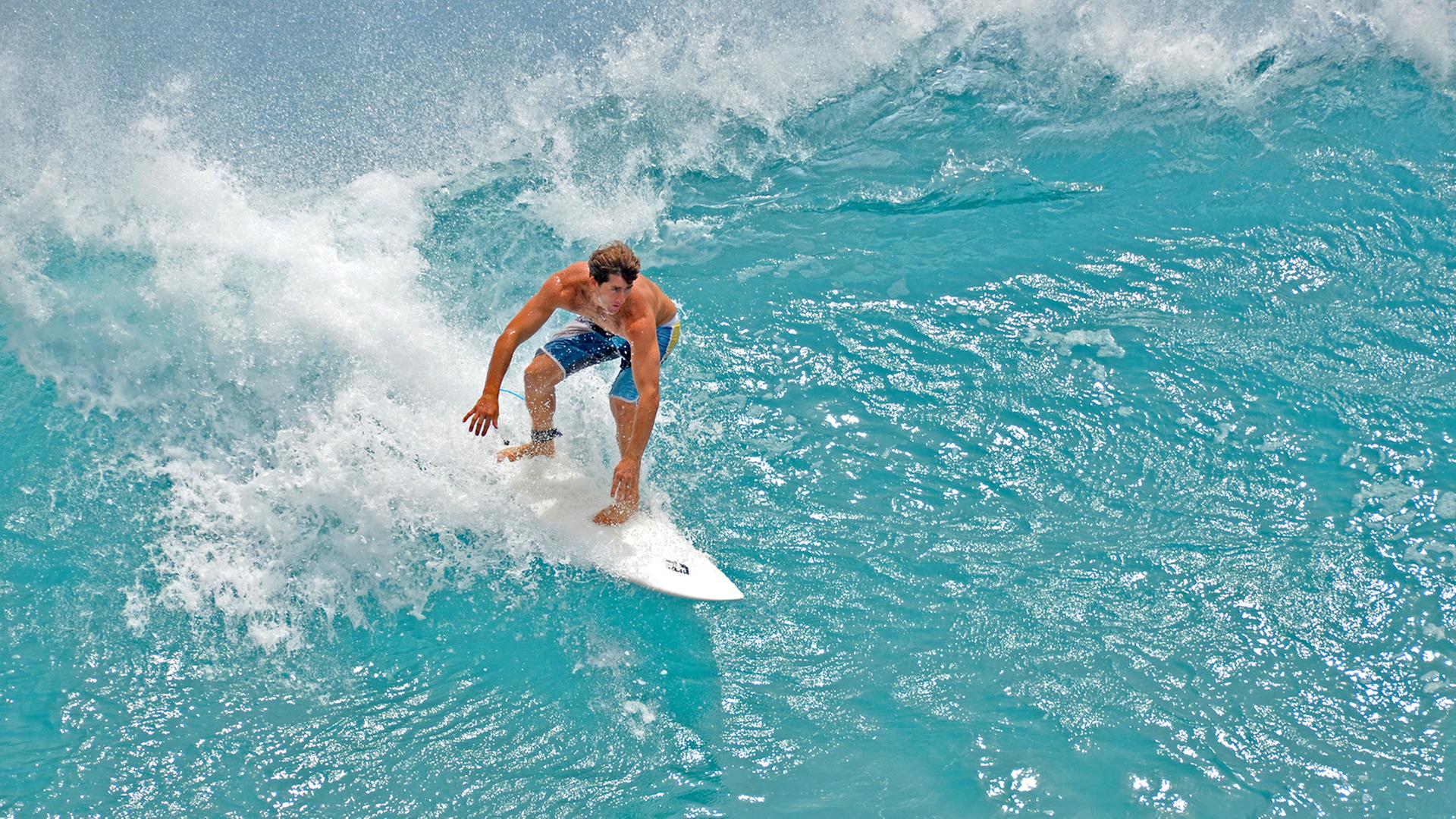 Ein Surfer auf einer Welle vor dem Waikiki Beach. Ein Surfer auf einer Welle vor dem Waikiki Beach.