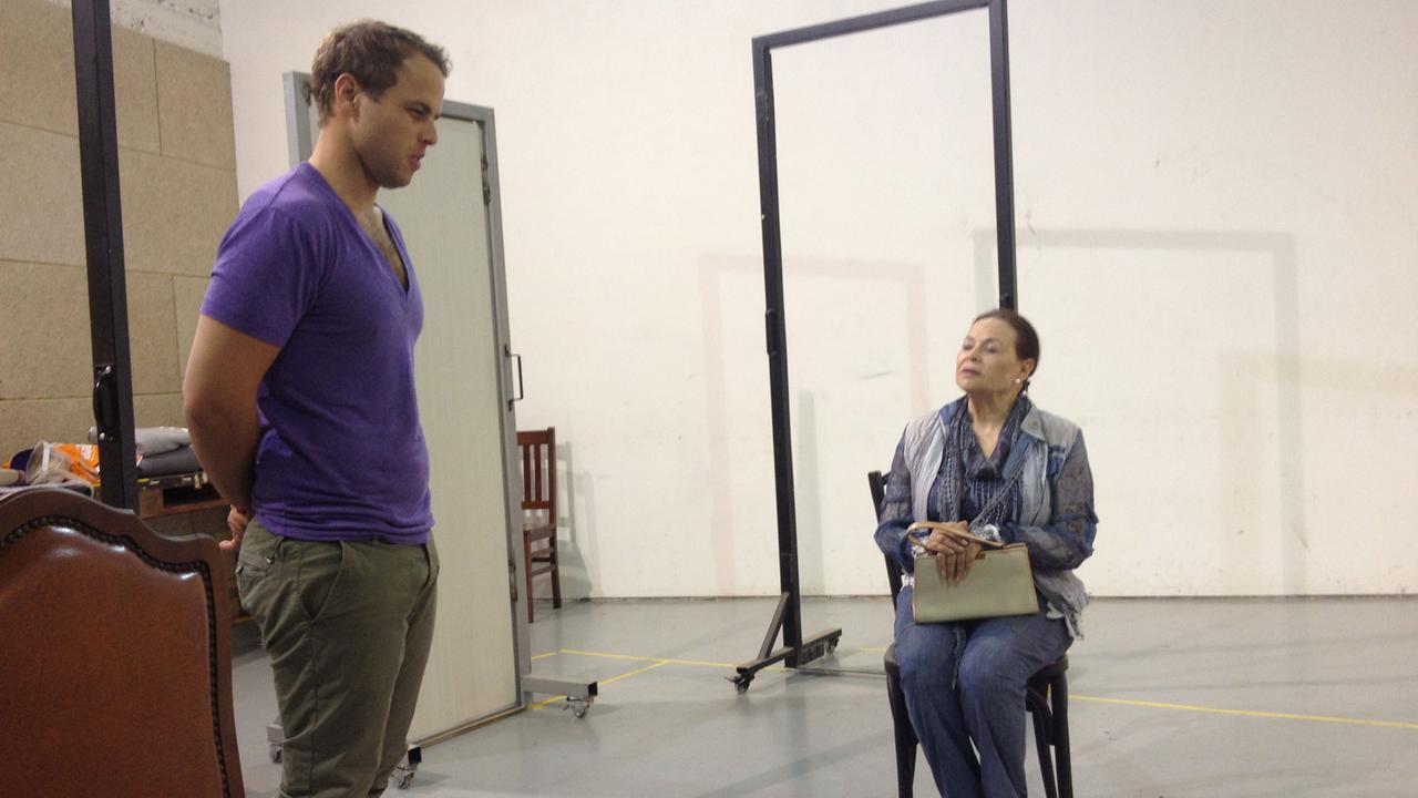 Der Schauspieler Ido Bartal und seine Kollegin Gila Almagor proben für das Stück "Festgenommen um Mitternacht" im Habima Theater Tel Aviv Der Schauspieler Ido Bartal und seine Kollegin Gila Almagor proben für das Stück "Festgenommen um Mitternacht" im Habima Theater Tel Aviv