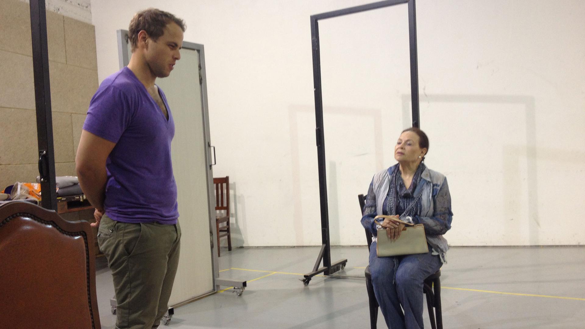 Der Schauspieler Ido Bartal und seine Kollegin Gila Almagor proben für das Stück "Festgenommen um Mitternacht" im Habima Theater Tel Aviv Der Schauspieler Ido Bartal und seine Kollegin Gila Almagor proben für das Stück "Festgenommen um Mitternacht" im Habima Theater Tel Aviv