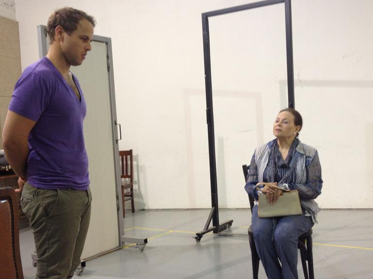 Der Schauspieler Ido Bartal und seine Kollegin Gila Almagor proben für das Stück "Festgenommen um Mitternacht" im Habima Theater Tel Aviv