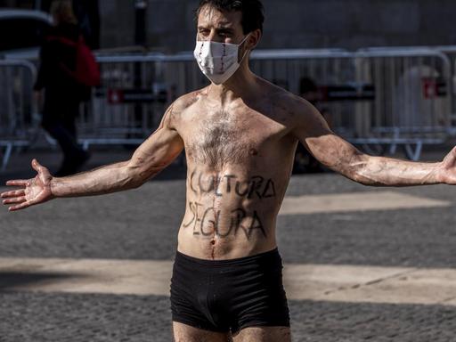 Kampf um die nackte Existenz: Ein Protestierender Ende Oktober in Barcelona.