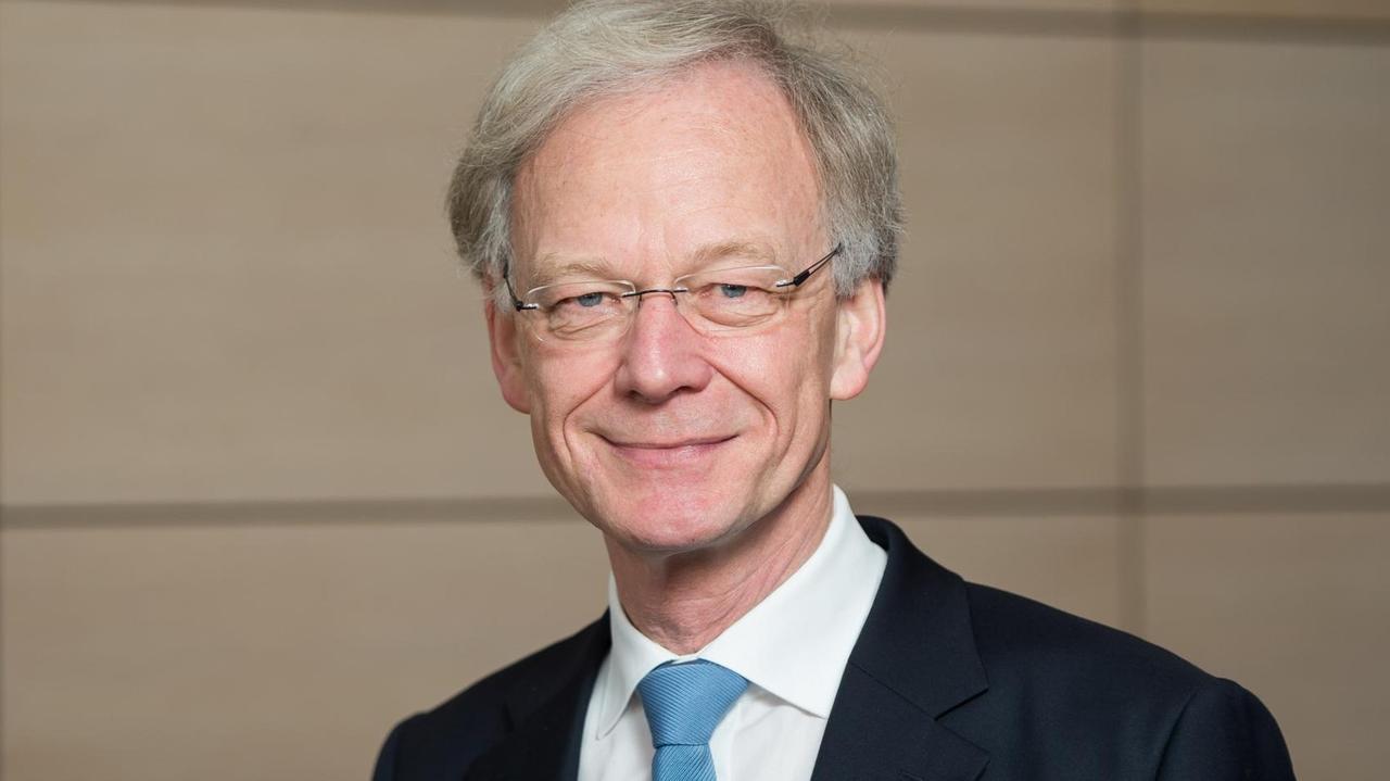 Porträt von Michael Göring mit weißem Hemd und blauer Krawatte. Porträt von Michael Göring mit weißem Hemd und blauer Krawatte.